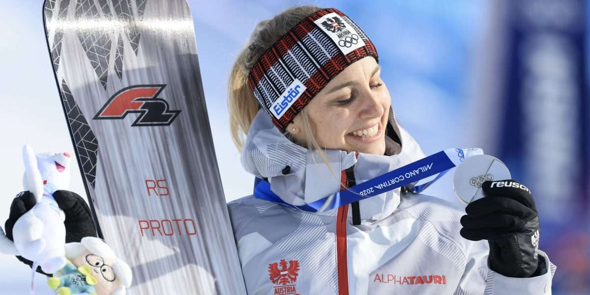 LIVIGNO,ITALY,08.FEB.26 - OLYMPICS, SNOWBOARD - Winter Olympic Games Milano Cortina 2026, Parallel Giant Slalom, final, women, men. Image shows Sabine Payer (AUT). Keywords: medal. Photo: GEPA pictures/ Wolfgang Grebien
