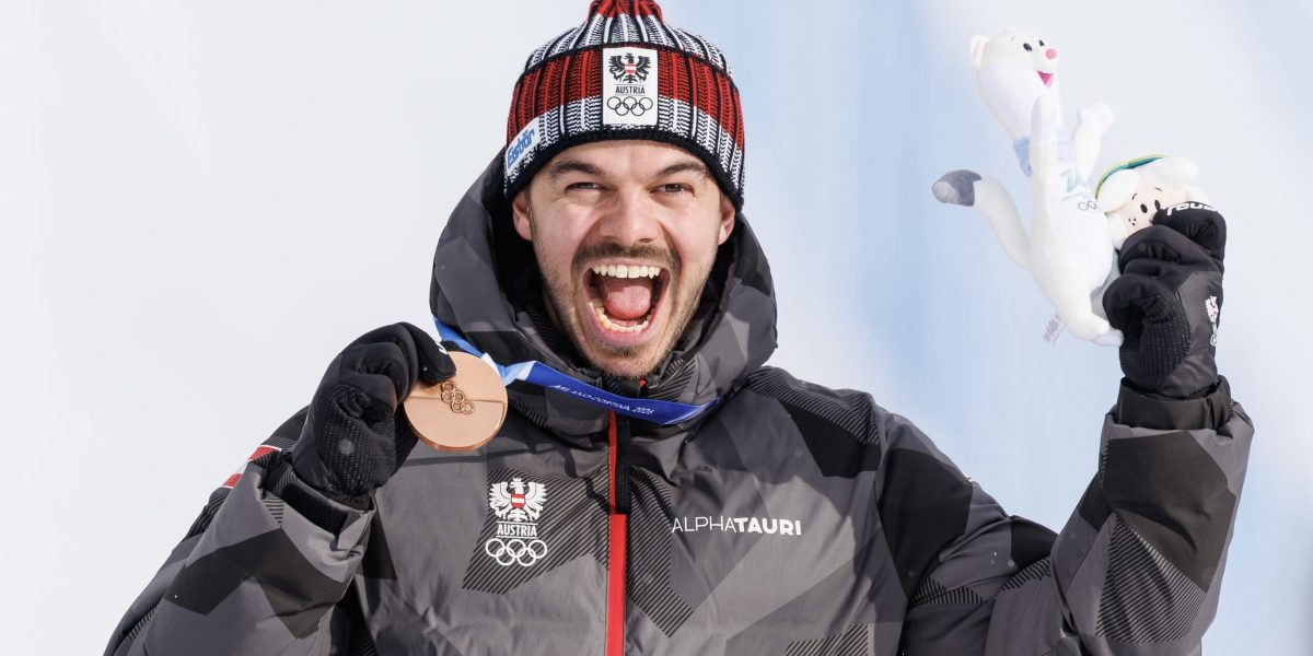 LIVIGNO,ITALY,12.FEB.26 - OLYMPICS, SNOWBOARD - Winter Olympic Games Milano Cortina 2026, Snowboard Cross, men, final, medal ceremony. Image shows the rejoicing of Jakob Dusek (AUT). Keywords: medal. Photo: GEPA pictures/ Harald Steiner