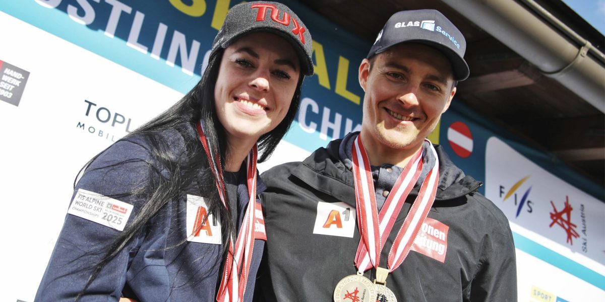 ALPINE SKIING – AUT Championships GOESTLING,AUSTRIA,04.APR.25 - ALPINE SKIING - Austrian National Championships, slalom, men. Image shows Stephanie Brunner and Simon Rueland (AUT). Keywords: trophy, awards, medal, award ceremony. Photo: GEPA pictures/ Matthias Hauer