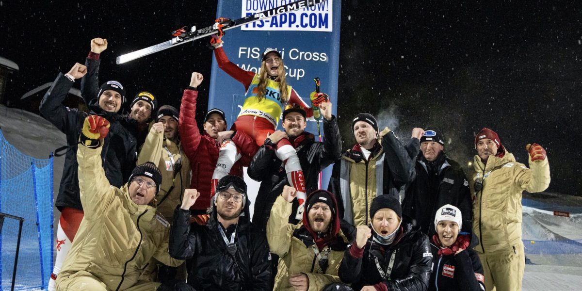 FREE STYLE – FIS SX WC Arosa AROSA,SWITZERLAND,12.DEC.23 - FREESTYLE SKIING - FIS World Cup, Ski Cross, ladies. Image shows the rejoicing of Christina Foedermayr (AUT) with team. Photo: GEPA pictures/ Matic Klansek