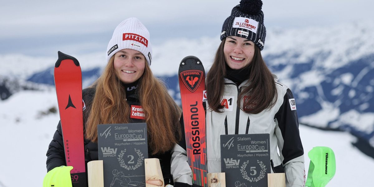 MAYRHOFEN,AUSTRIA,07.DEC.25 - ALPINE SKIING - FIS European Cup, slalom, ladies. Image shows Leonie Raich and Natalie Falch (AUT). Keywords: trophy. Photo: GEPA pictures/ Thomas Bachun